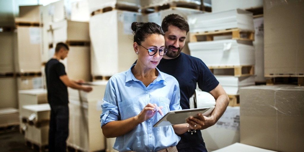 A manufacturing business owner uses accounting software